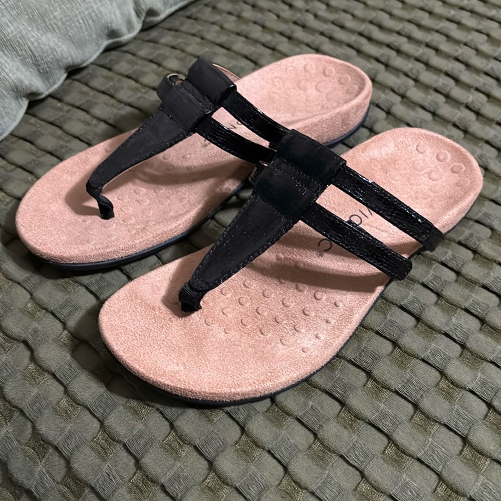 Vionic women’s patent leather flip flop adjustable straps sandals